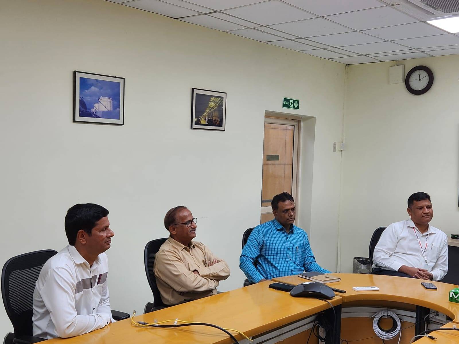 इंडियन ऑईल टॅंकिंग (IOTL) व्यवस्थापना बरोबर कामगार नेते, रायगड जिल्हा अध्यक्ष महेंद्रशेठ घरत यांची कामगारांच्या विविध प्रश्नांवर चर्चा