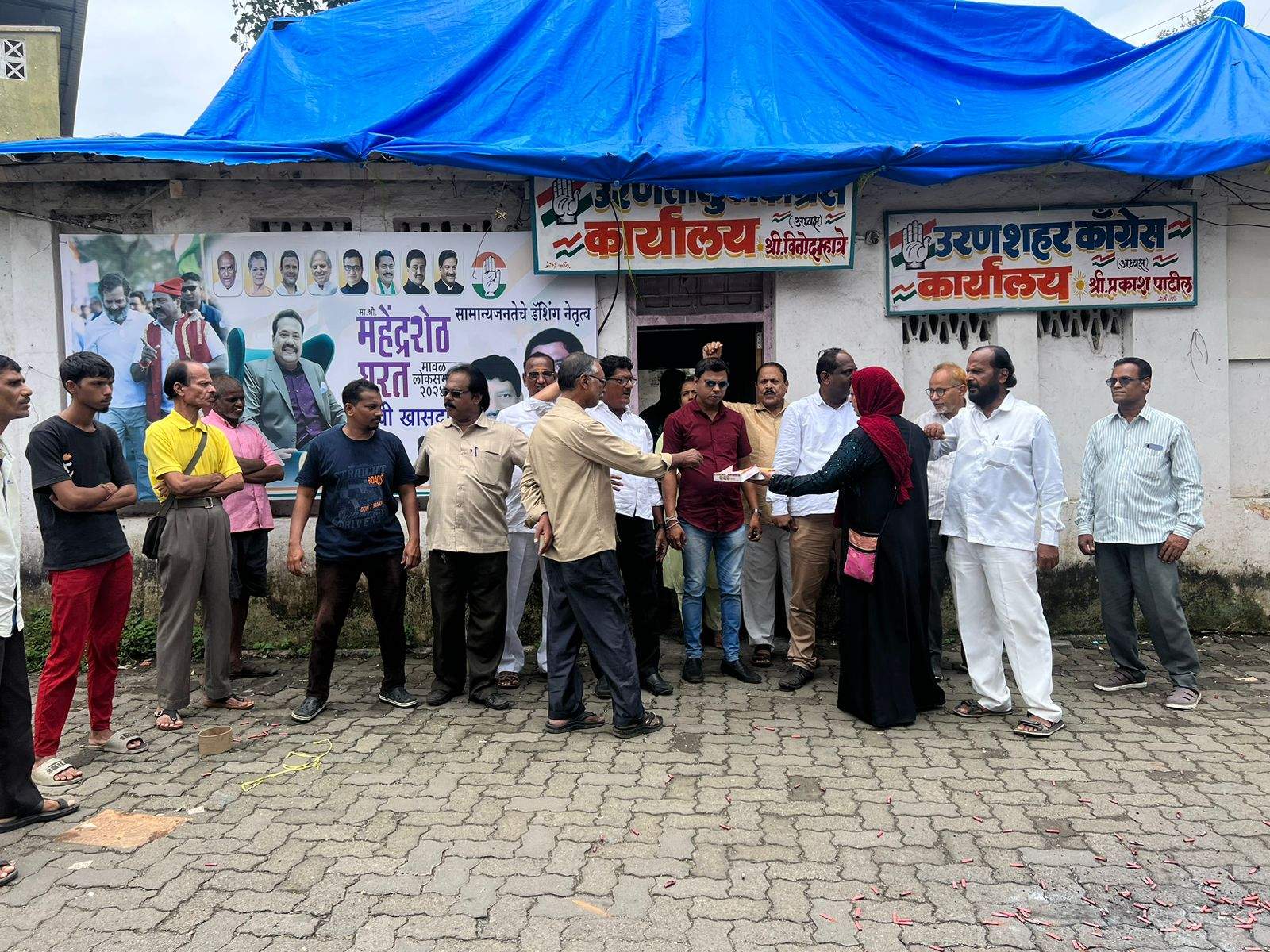 राहुल गांधीच्या शिक्षेला स्थगिती मिळाल्याने काँग्रेसचा जल्लोष.   ♦️एकमेकांना पेढे भरवत कार्यकर्त्यांनी व्यक्त केला आनंद.