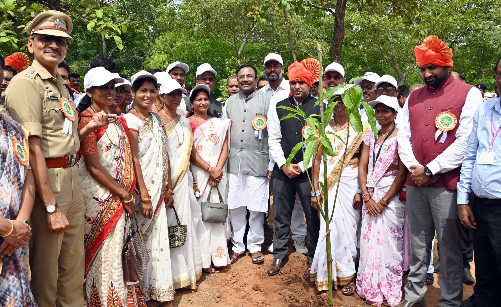 अमृत वाटिकेट पालकमंत्री मुनगंटीवार यांच्या हस्ते वृक्षलागवड