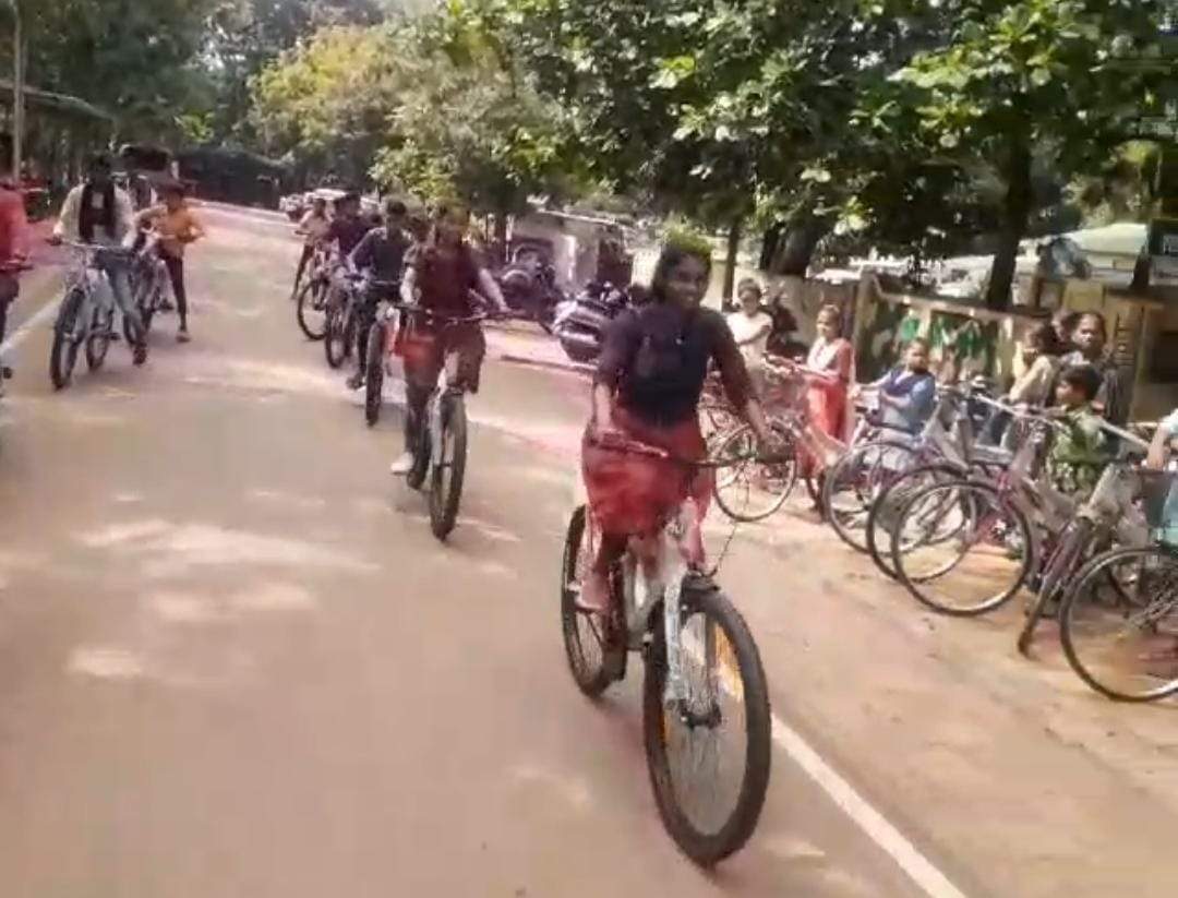 गडचिरोलीतील 75 गरजू विदयार्थ्यांना मिळाली सायकल