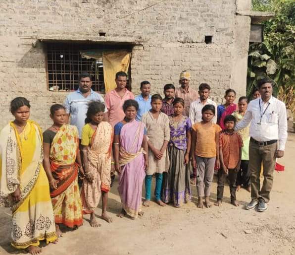 स्थलांतरित मिरची तोड कामगारांच्या मुलांना लालगुडा शाळेने दिला प्रवेश