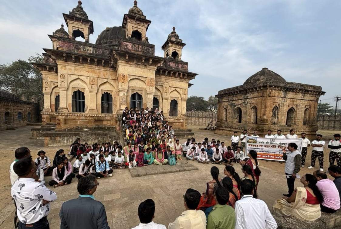 प्रेमाचे प्रतिक असलेल्या गोंडराजे बिरशहा-राणी हिराई वास्तूवर पुष्पअर्पण करीत इतिहासाला उजाळा