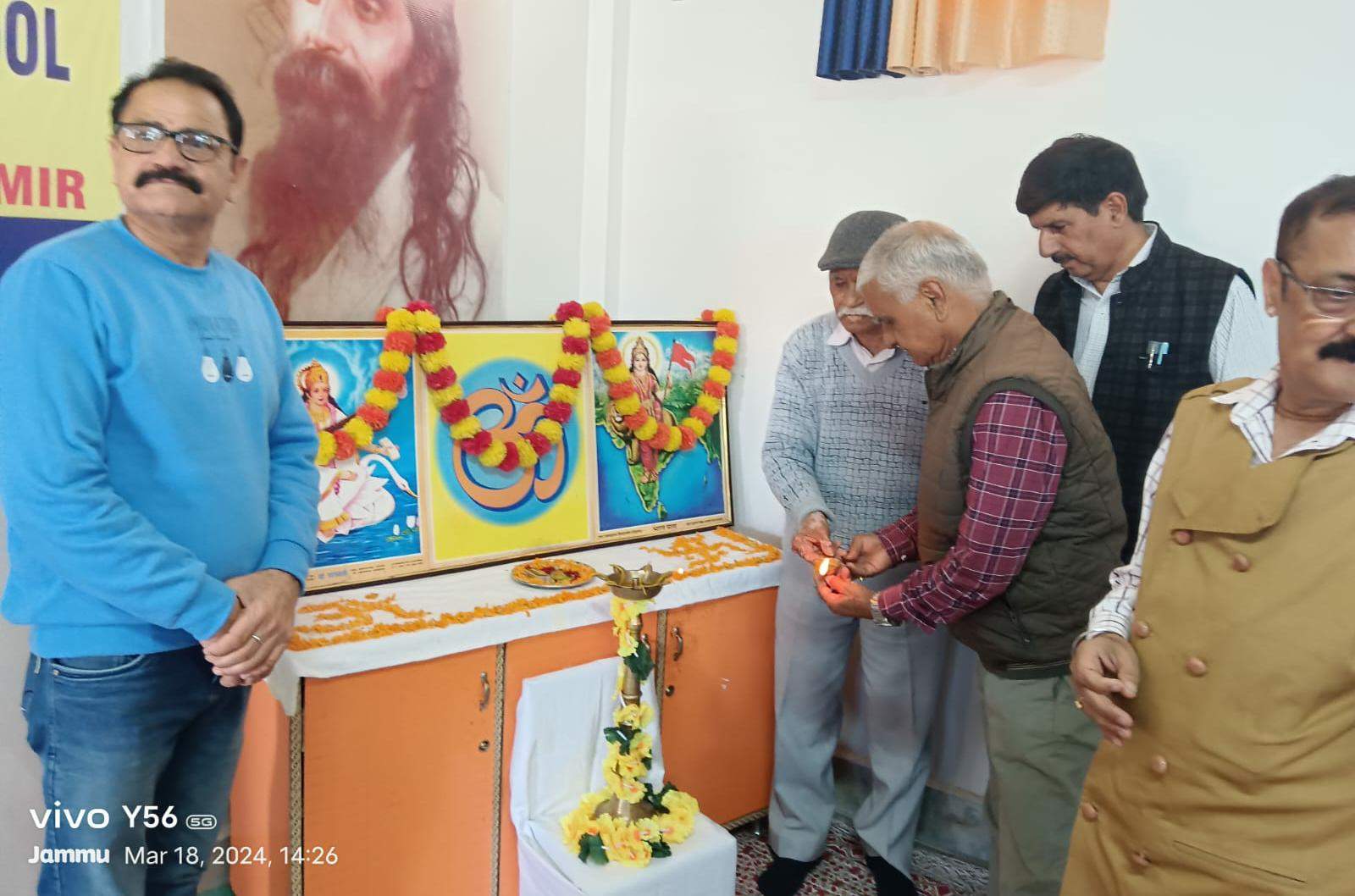 हम चॅरिटेबल ट्रस्ट, राजेंद्र शिक्षण संस्था, ओमकार एज्युकेशन सोसायटी आणि टिळकनगर सार्वजनिक गणेशोत्सव मंडळाच्या सहभागातून जम्मू काश्मीरमध्ये तीन प्रयोग शाळांची उभारणी