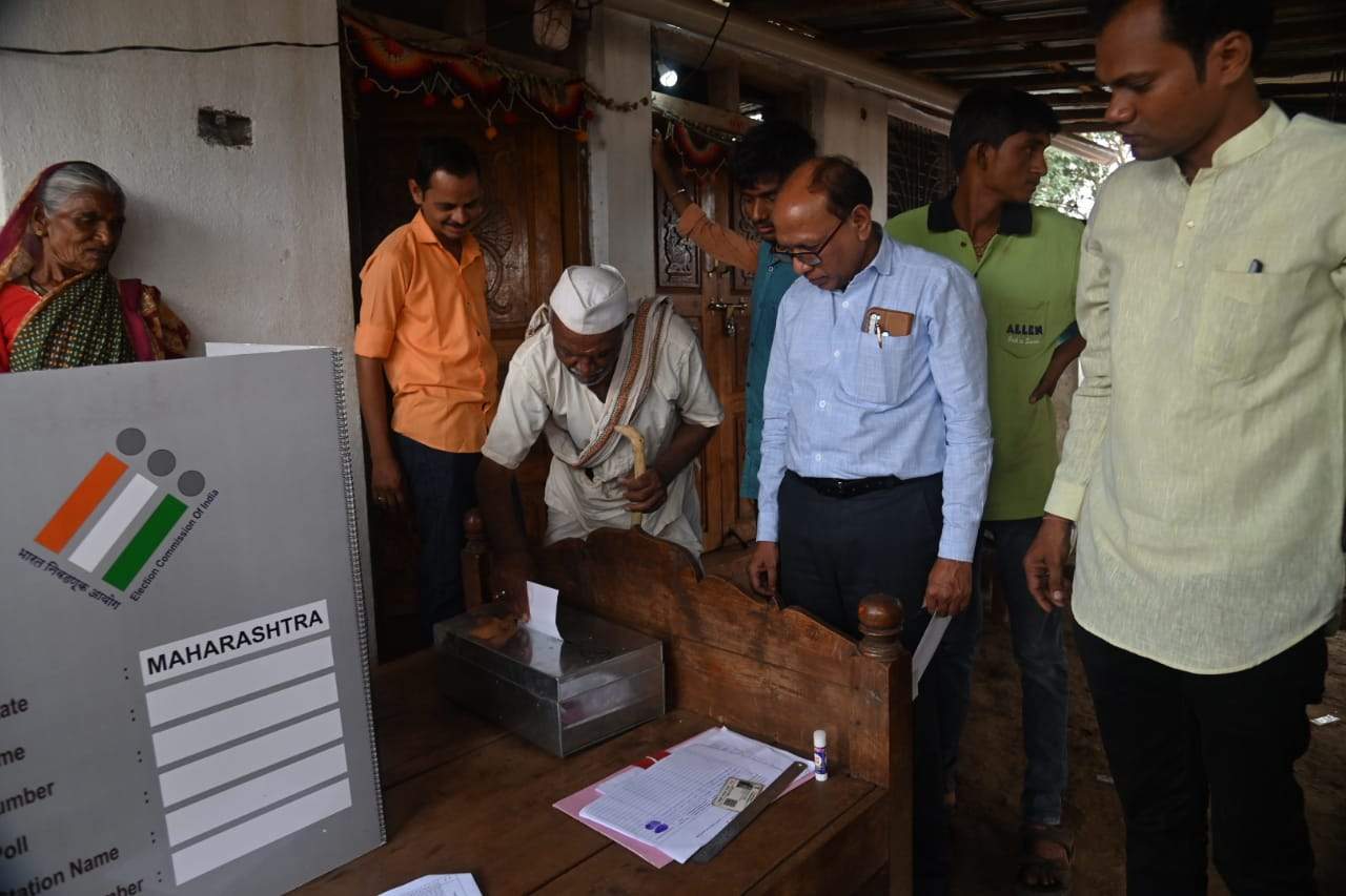 दिव्यांगाच्या एका मतासाठी यंत्रणा पोहोचली महाराज गुड्याला 