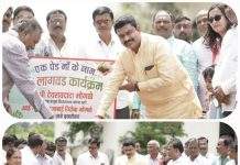 🌳 “एक पेड माँ के नाम” उपक्रमांतर्गत यशोधन विहारमध्ये भावनिक वृक्षारोपण कार्यक्रम! ♦️ मा. आमदार देवरावदादा भोगळे यांनी त्यांच्या आई गिरीजाबाई विठोबा भोगळे यांच्या स्मरणार्थ झाड लावले ♦️ संस्थापक श्री. रवींद्रलाल श्रीवास्तव व संचालिका सौ. पौर्णिमा श्रीवास्तव यांचा विशेष सहभाग