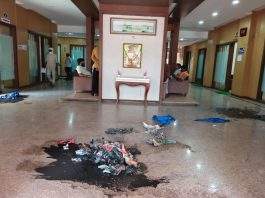 सत्ताधारी नगरसेवकाने नगर परिषद कार्यालयात टाकली रस्त्यात साचलेली घाण