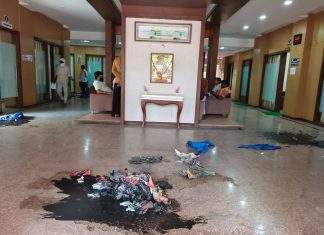 सत्ताधारी नगरसेवकाने नगर परिषद कार्यालयात टाकली रस्त्यात साचलेली घाण